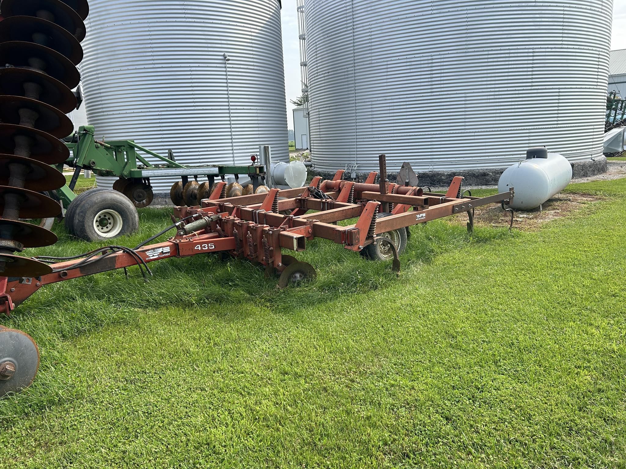 White 400 Equipment Image0