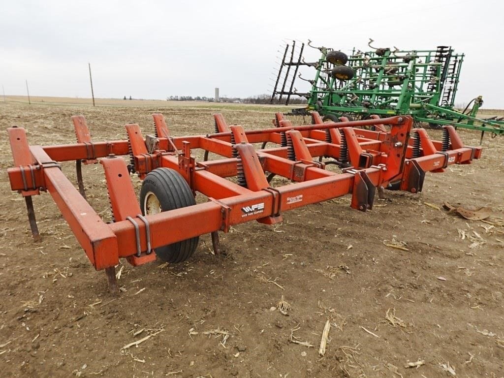 White 423 Equipment Image0