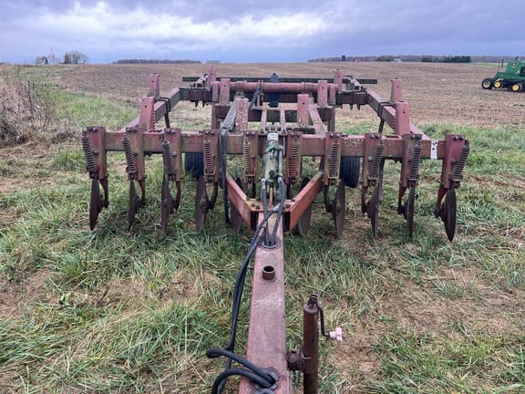 White 445 Equipment Image0