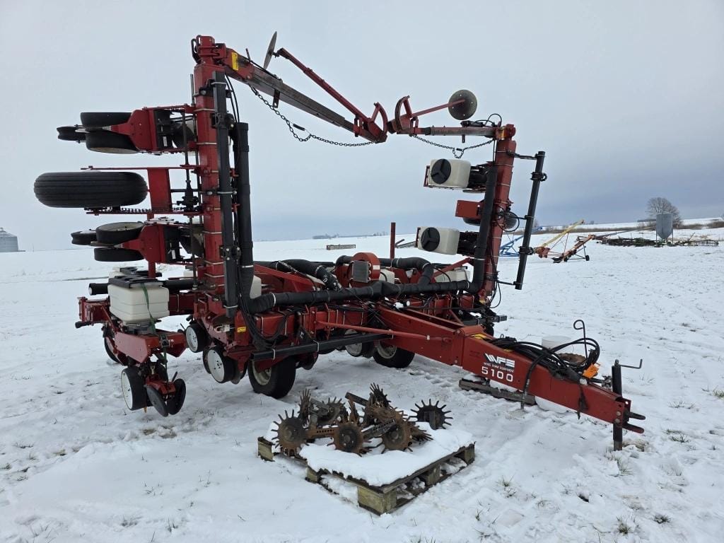 White 5100 Equipment Image0