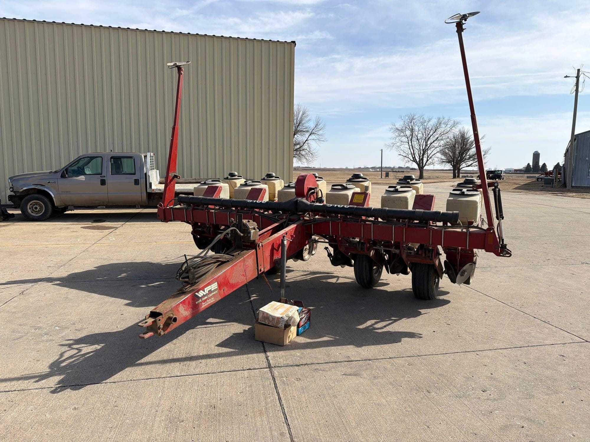 White 5100 Equipment Image0