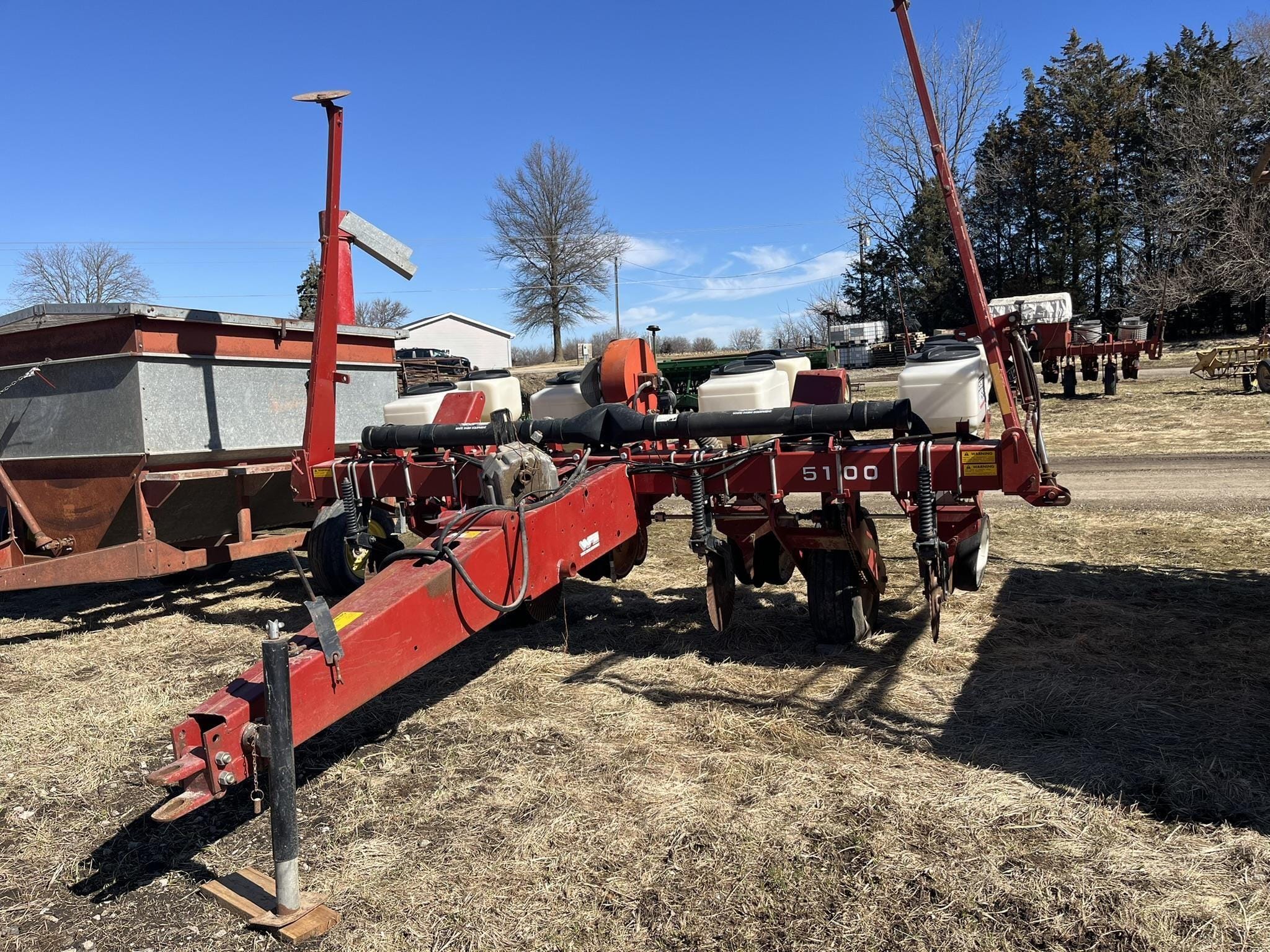 White 5100 Equipment Image0