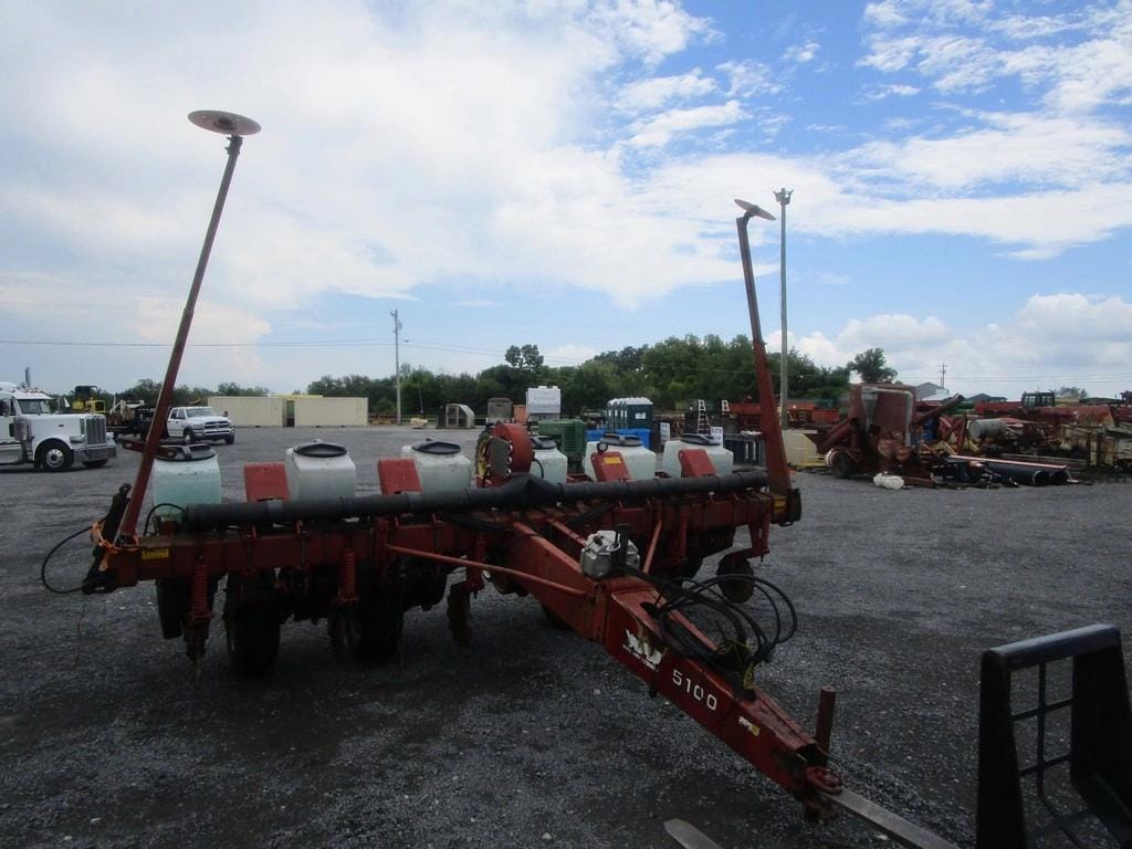 White 5100 Equipment Image0