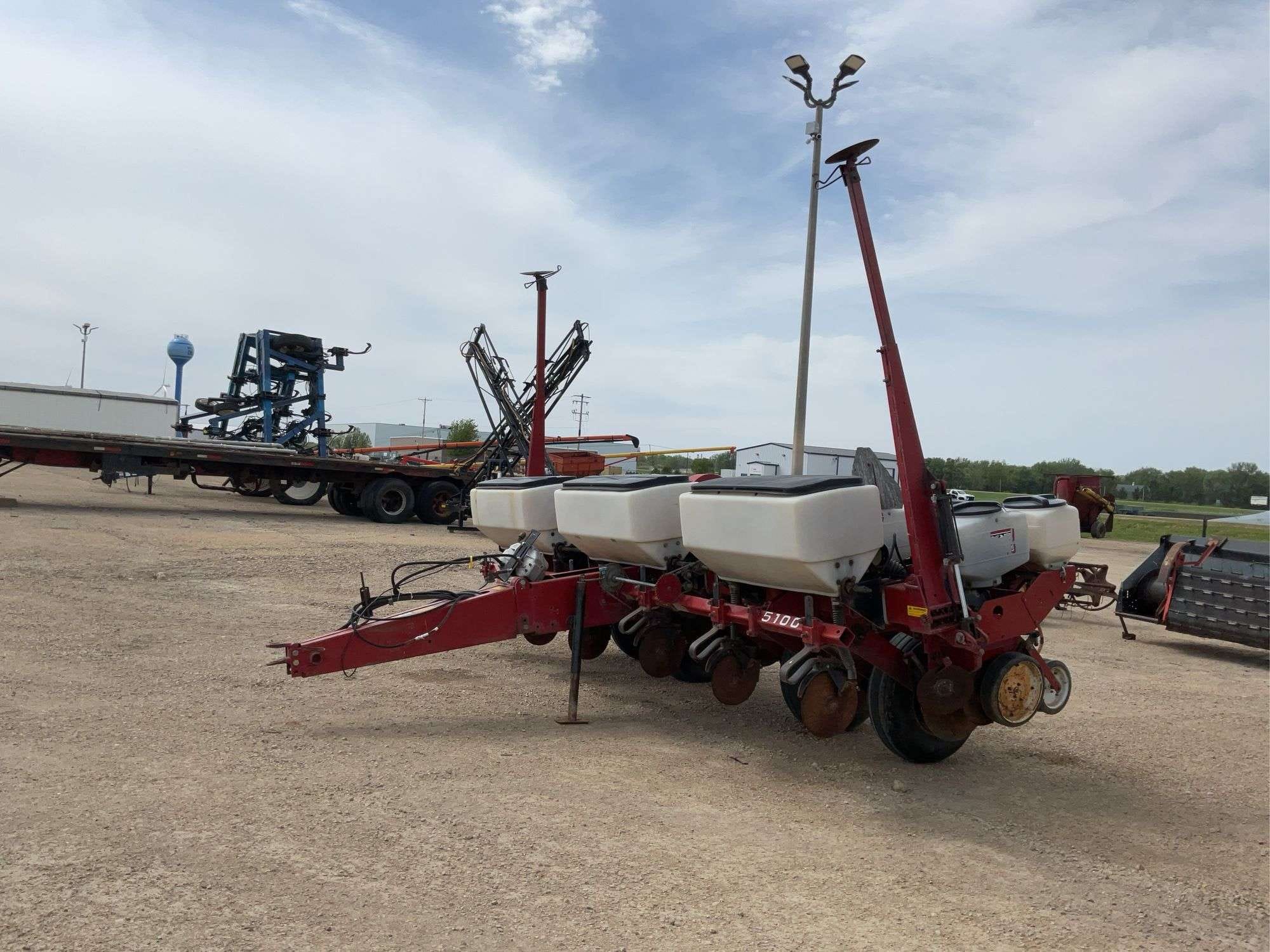 White 5100 Equipment Image0