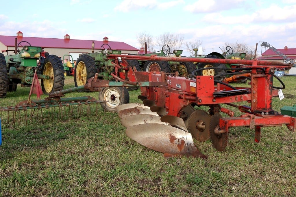 White 546 Equipment Image0