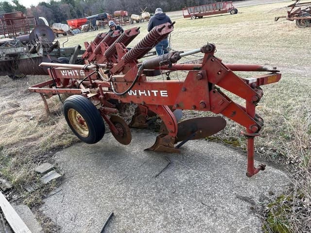 Image of White 548 equipment image 4
