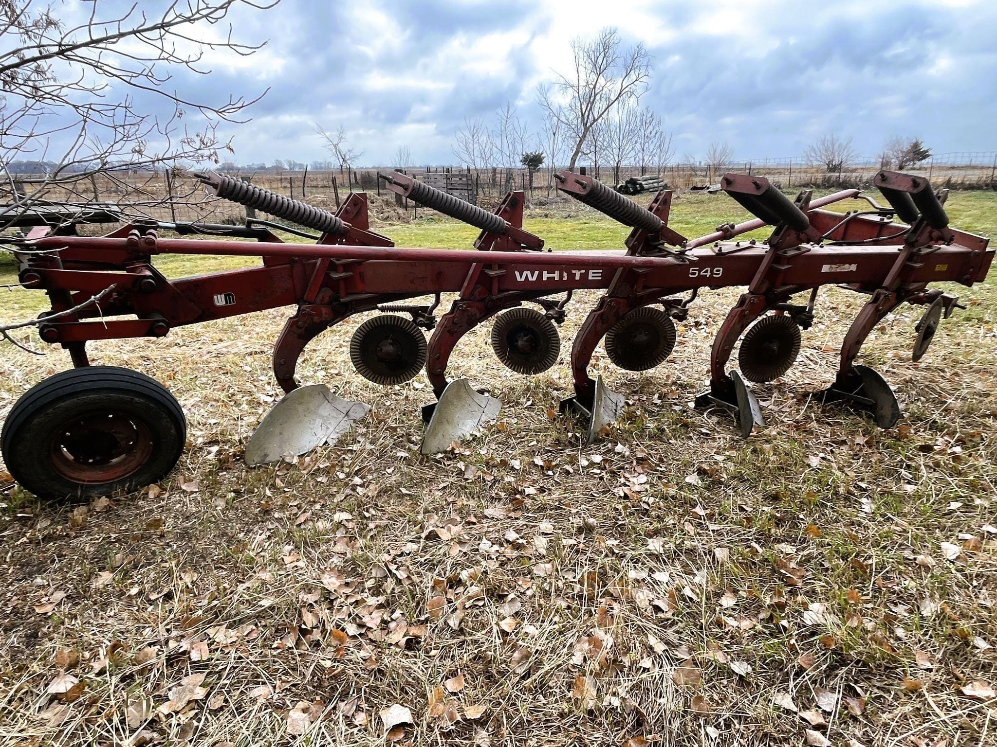 White 549 Equipment Image0