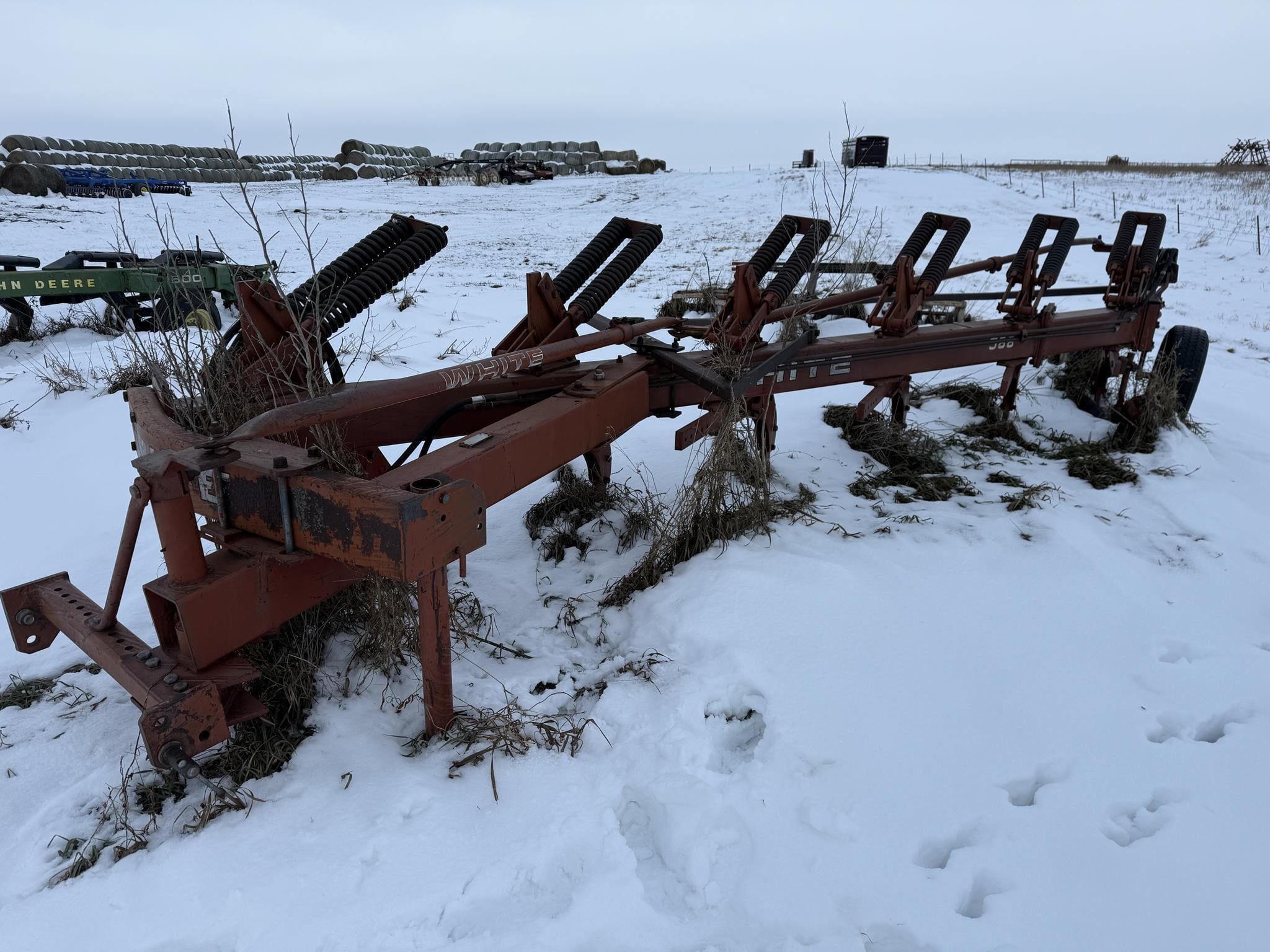 White 588 Equipment Image0