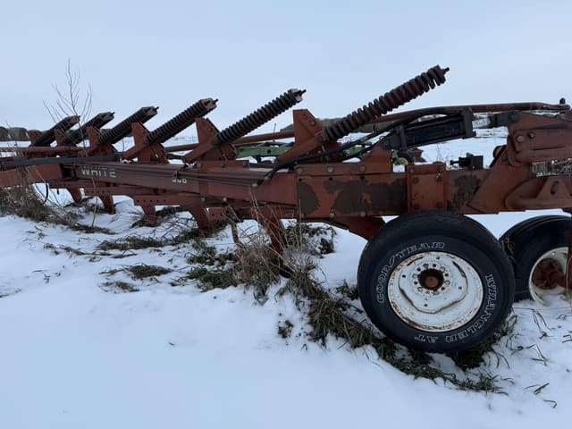 Image of White 588 equipment image 1