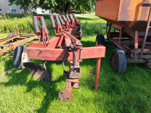Image of White 588 equipment image 1