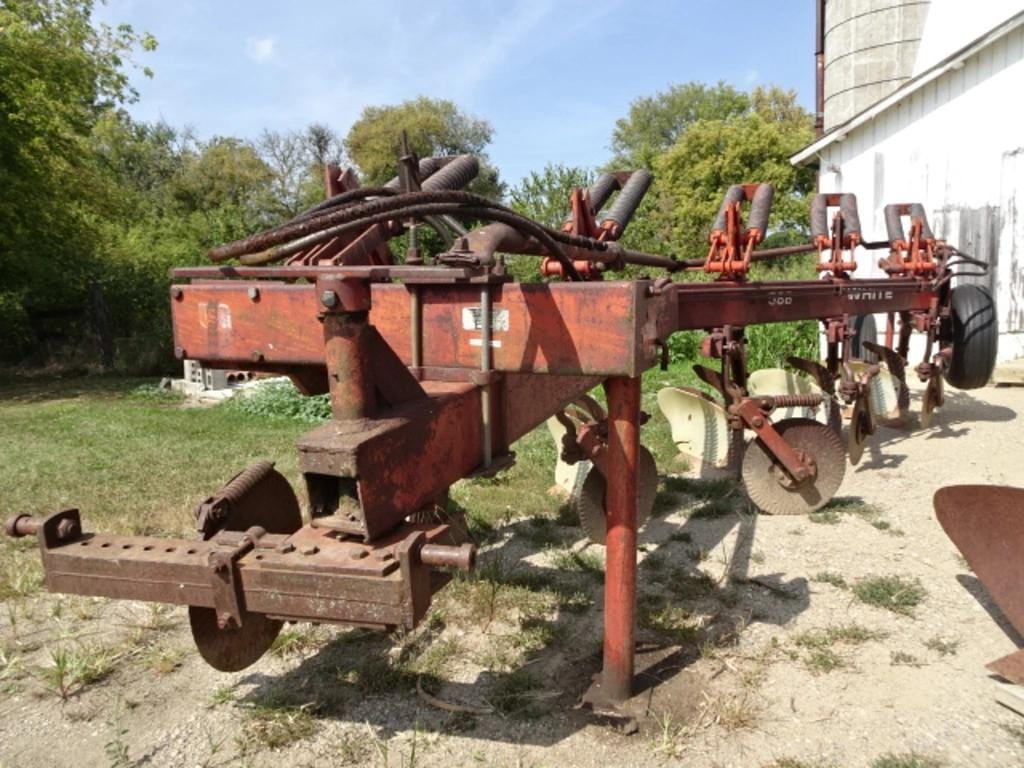 White 588 Equipment Image0