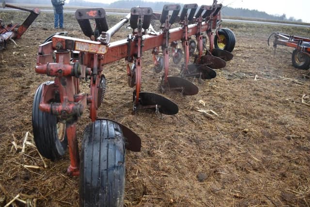 Image of White 588 equipment image 3