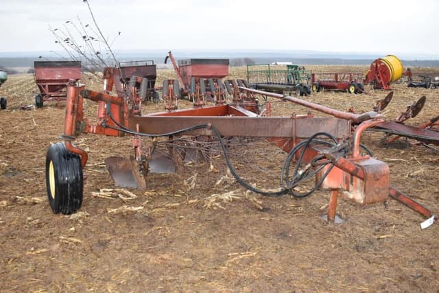 Image of White 588 equipment image 4