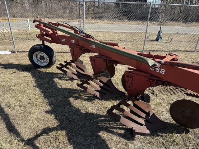 Image of White 588 equipment image 3