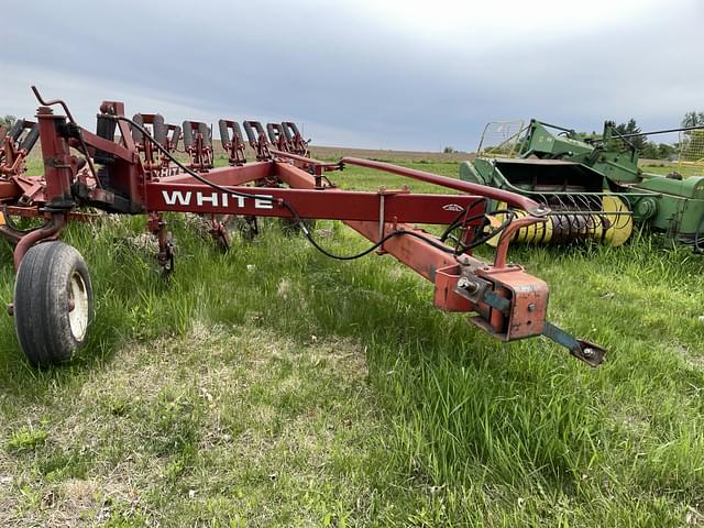Image of White 588 equipment image 1