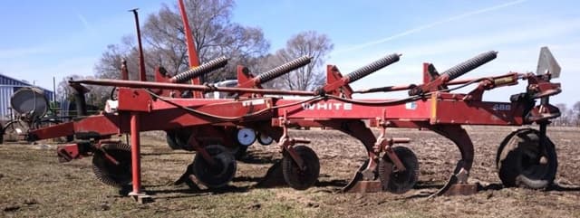 Image of White 588 equipment image 1