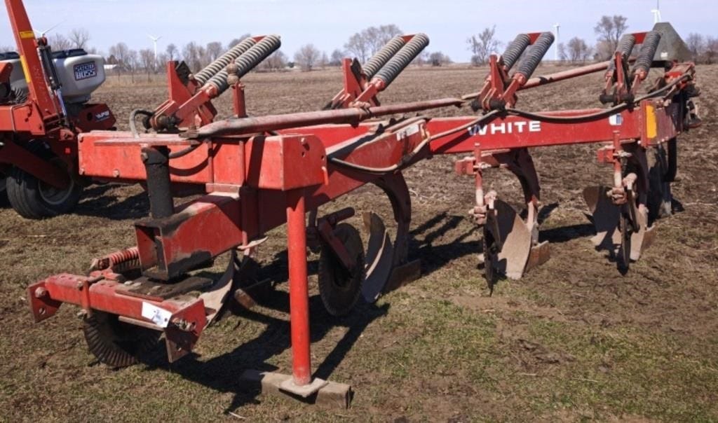 White 588 Equipment Image0