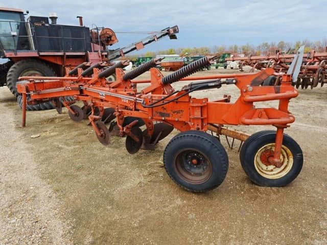 Image of White 588 equipment image 3