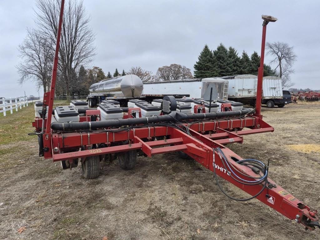 White 6900 Equipment Image0