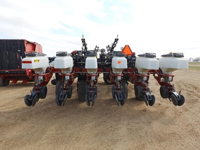 Image of White 8100 equipment image 3