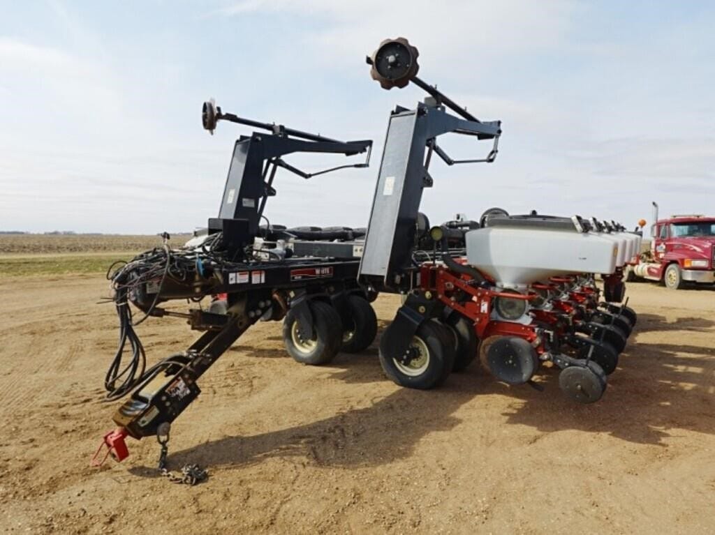 White 8100 Equipment Image0