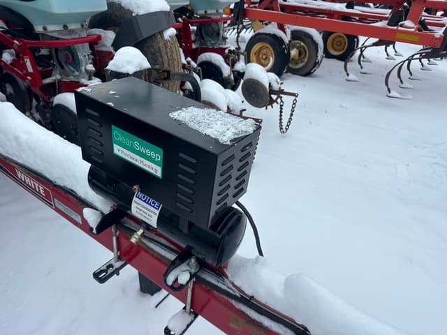 Image of White 8200 equipment image 2