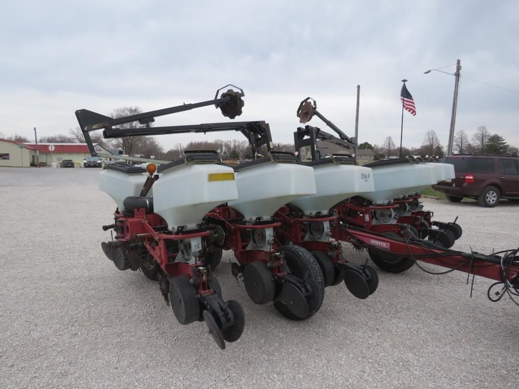 White 8200 Equipment Image0