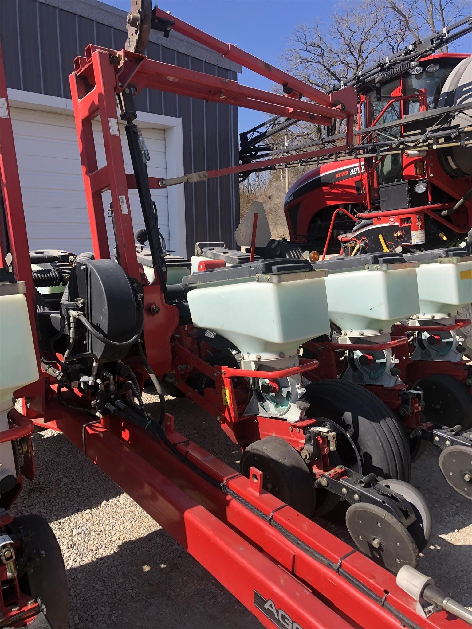 White 8222 Equipment Image0