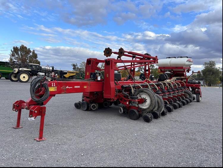 White 8800 Equipment Image0