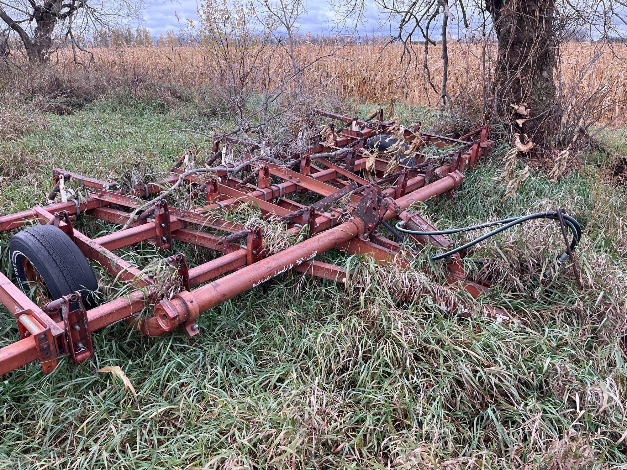 White 285 Equipment Image0