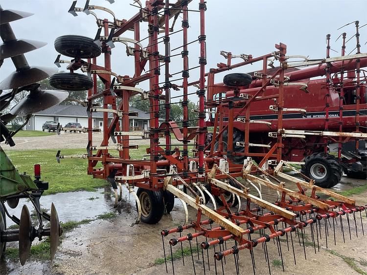 Wil-Rich 2500 Equipment Image0