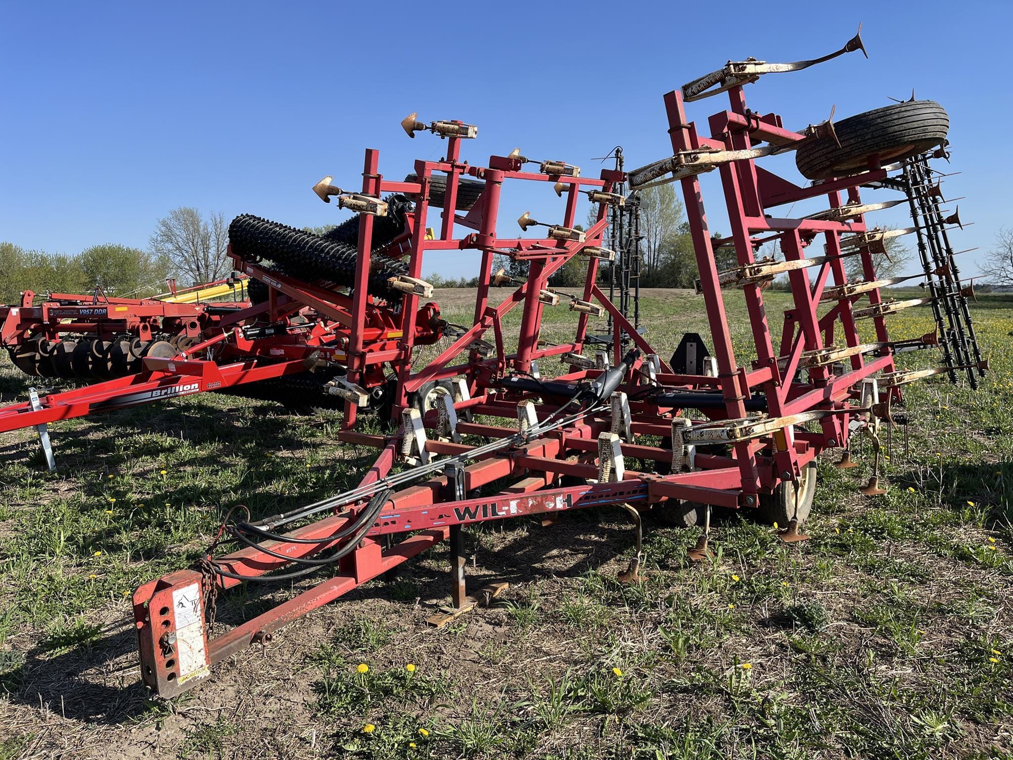 Wil-Rich 2800 Equipment Image0