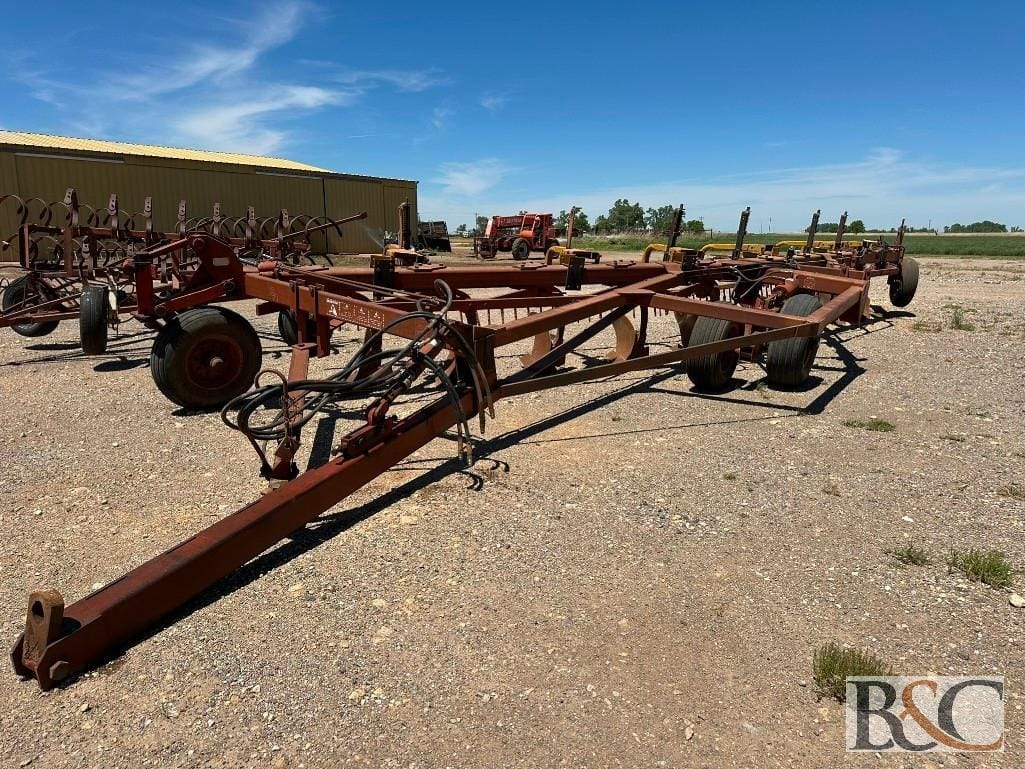 Wil-Rich 2900 Equipment Image0
