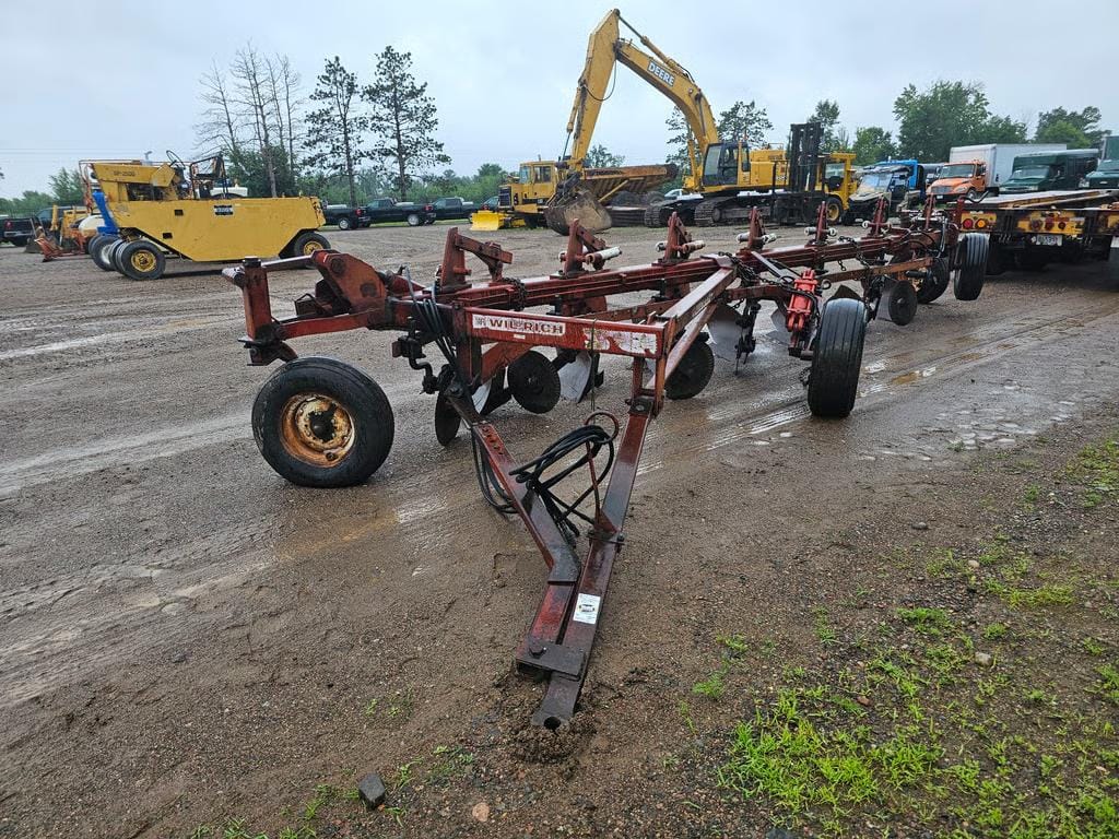 Wil-Rich 2900 Equipment Image0