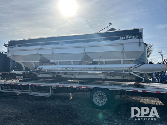 Image of Willmar Side Shooter 24 equipment image 4