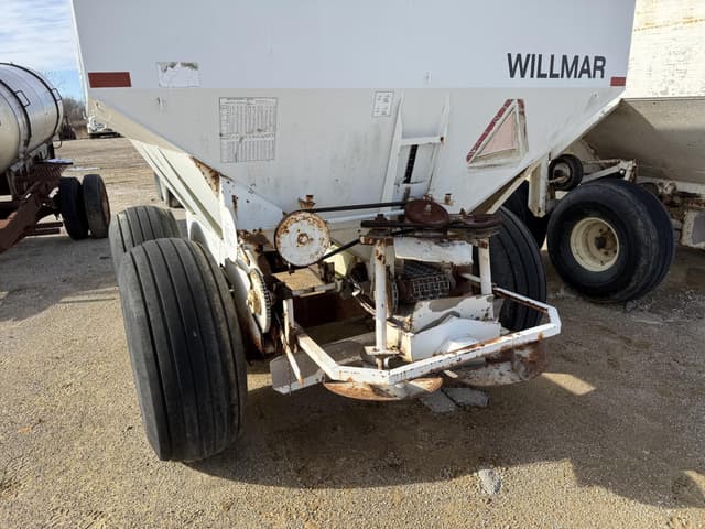 Image of Willmar Super 800 equipment image 4