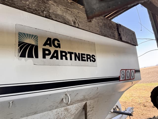 Image of Willmar 800 equipment image 1