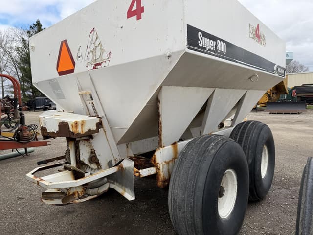 Image of Willmar Super 800 equipment image 1