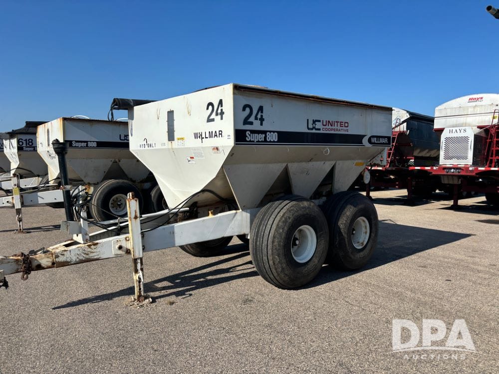 Willmar Super 800 Equipment Image0