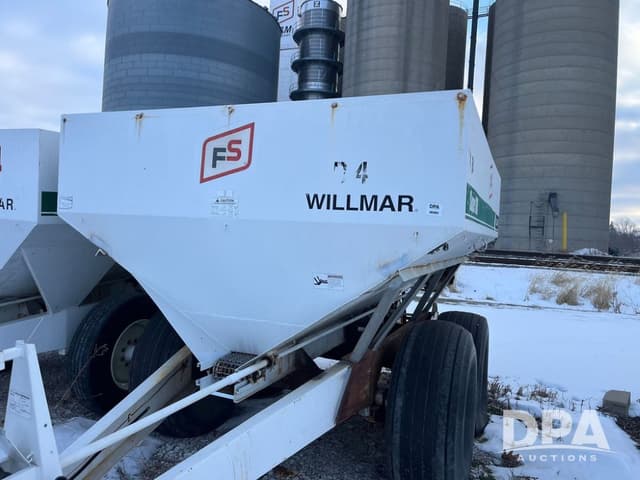 Image of Willmar Super 800 equipment image 4