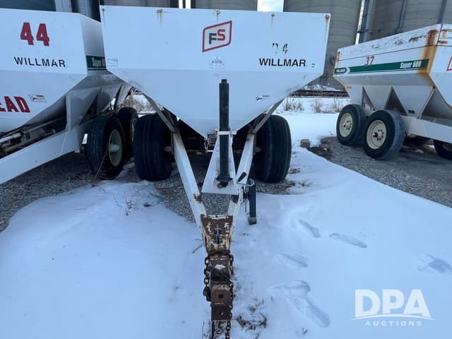 Image of Willmar Super 800 equipment image 1