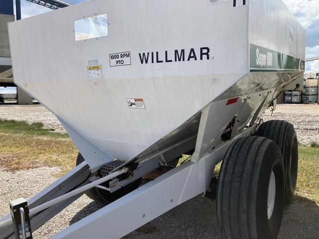 Image of Willmar Super 800 equipment image 1