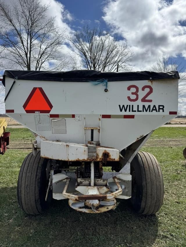 Image of Willmar Super 800 equipment image 3