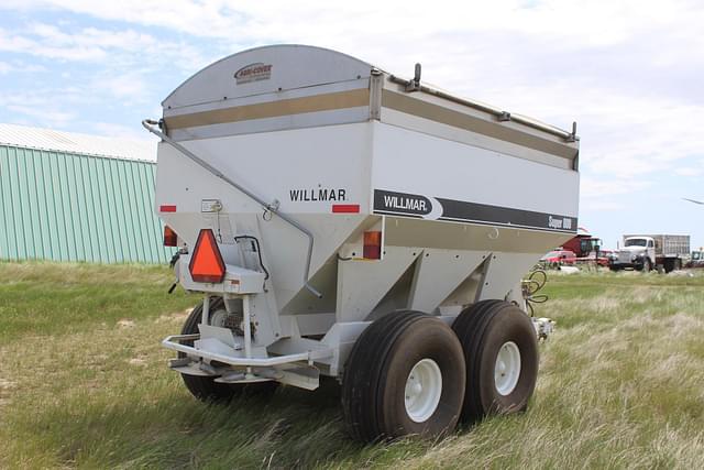 Image of Willmar Super 800 equipment image 4