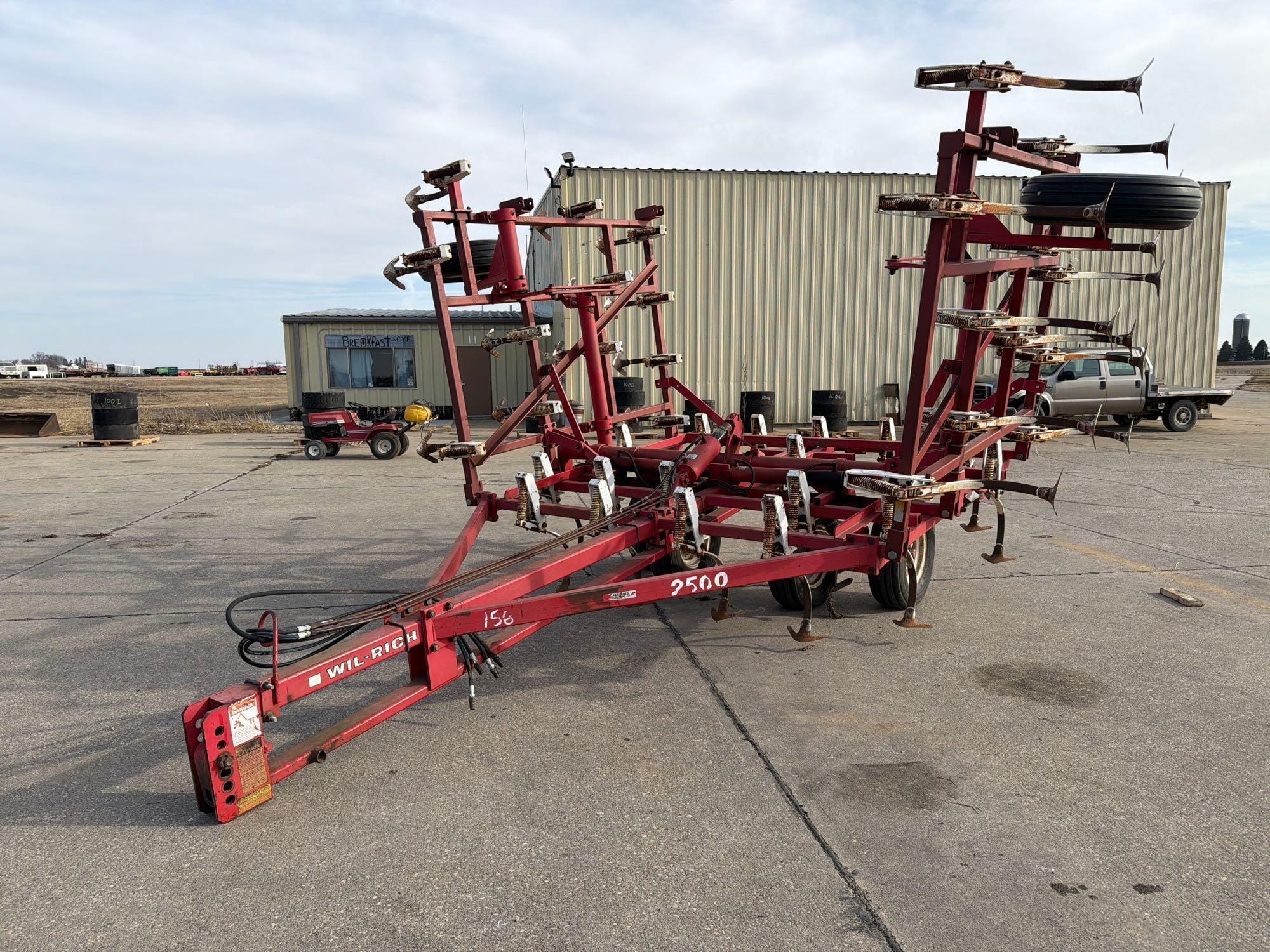 Wil-Rich 2500 Equipment Image0