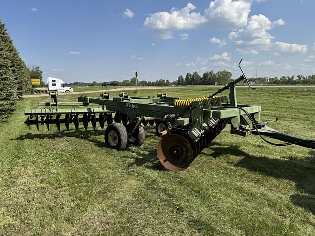Image of Wishek 842 equipment image 3