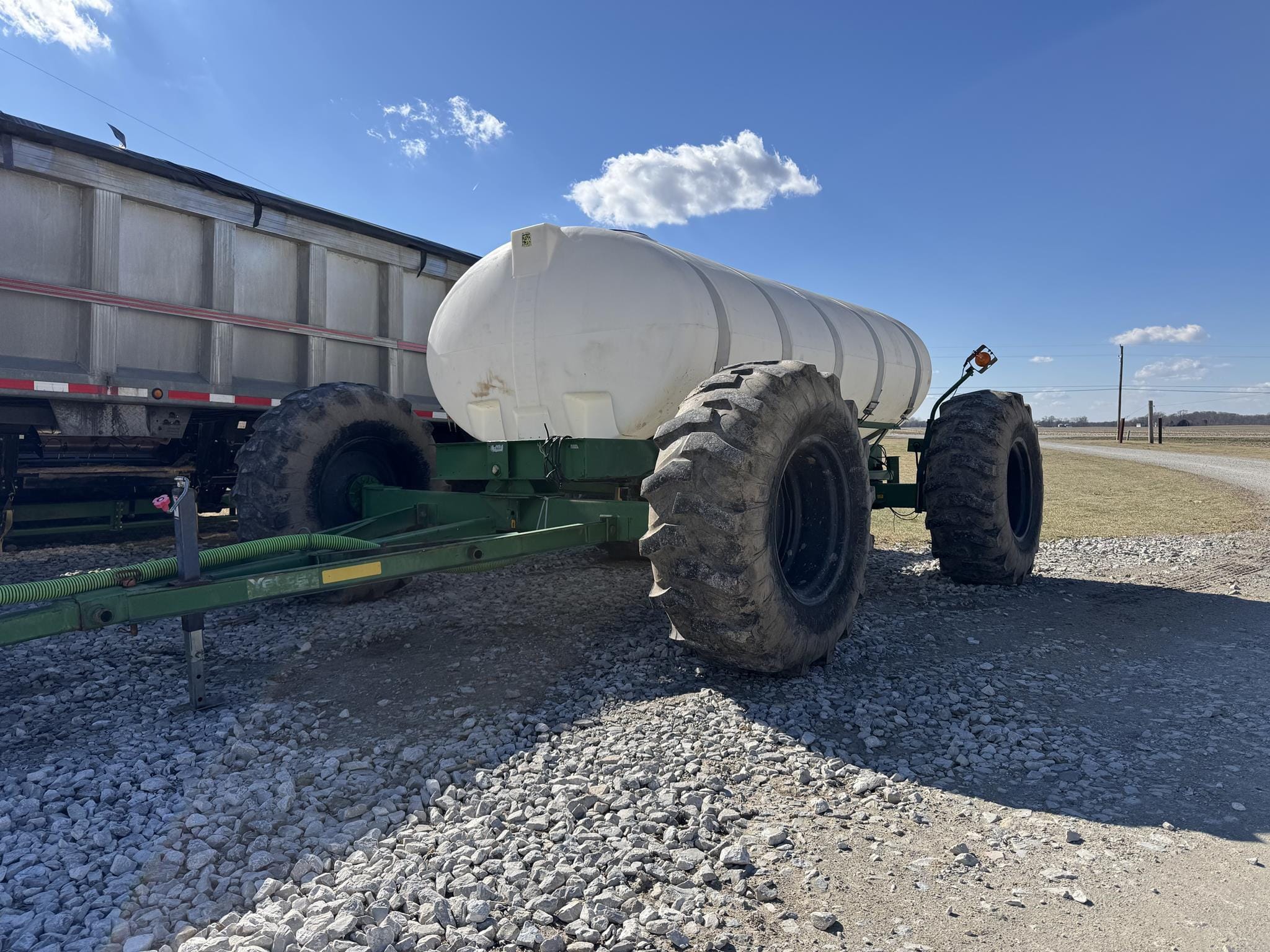 Yetter 1600 Equipment Image0